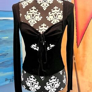🖤Rumours, Softly Ribbed, Lilly of the Valley Top in Black, Excellent Condition